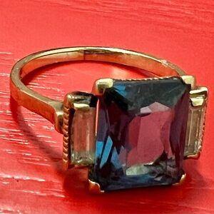 Pretty ring. 10 kt gold